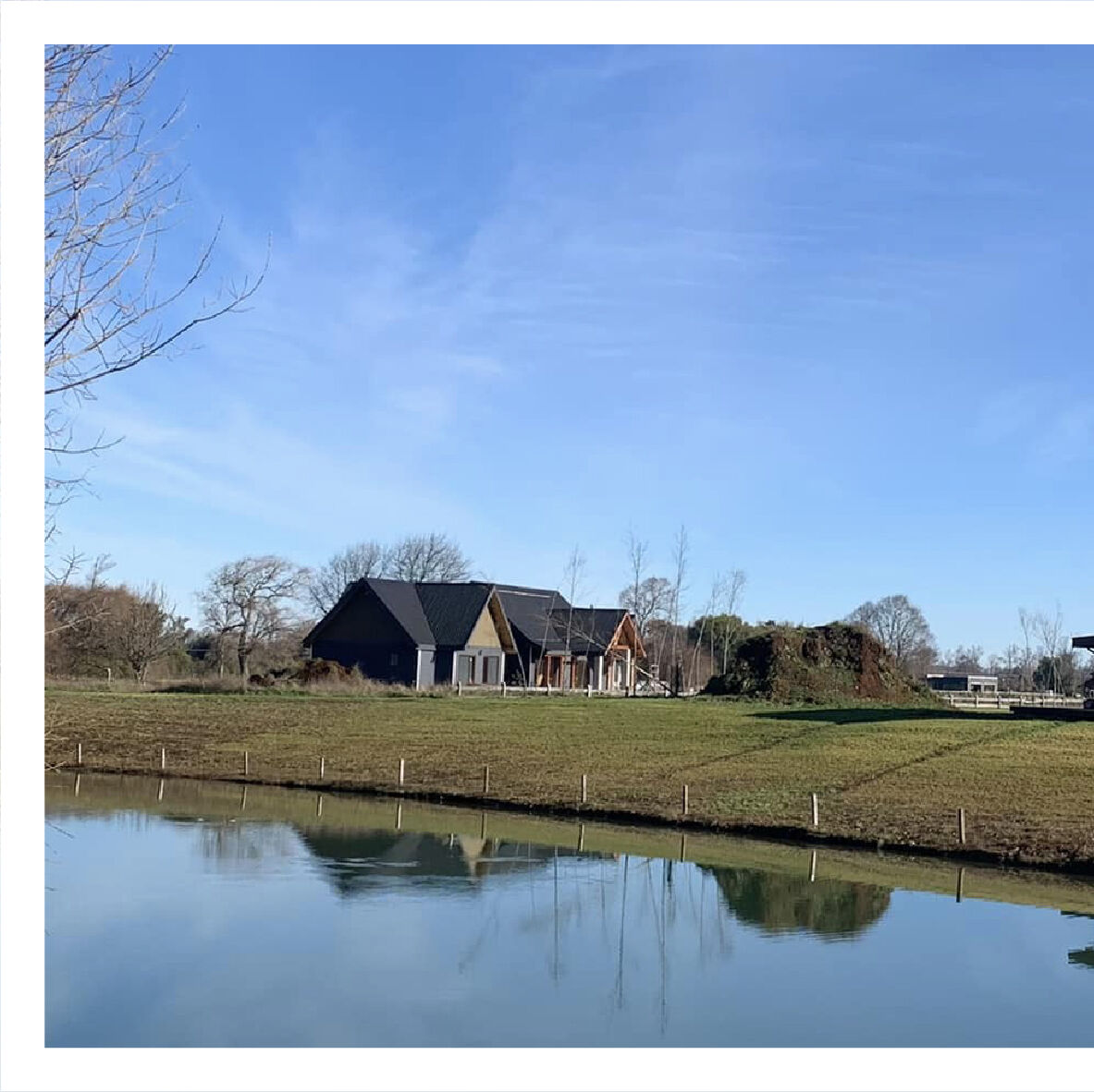 Casa junto a la laguna, con su reflejo en el agua