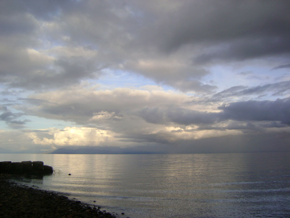 Costa de Frutillar con cielo nublado