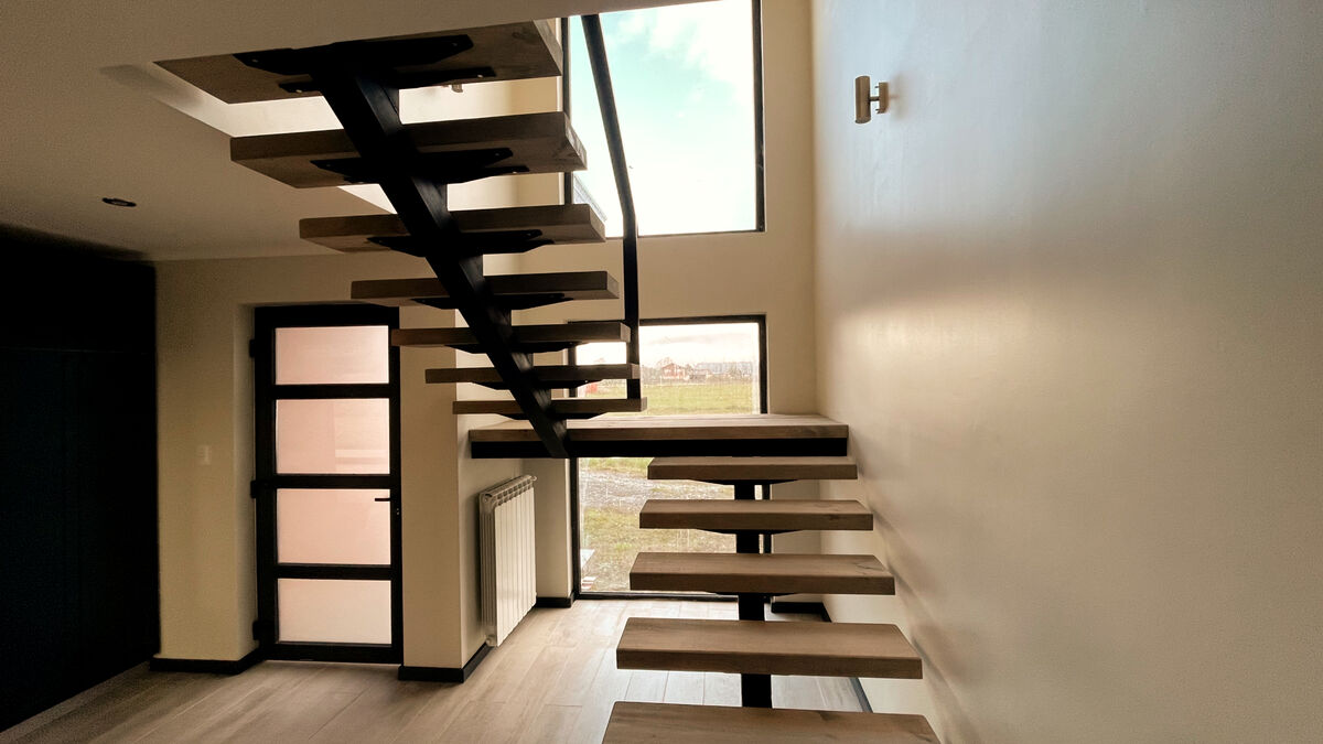 Escalera de peldaños flotantes en el interior