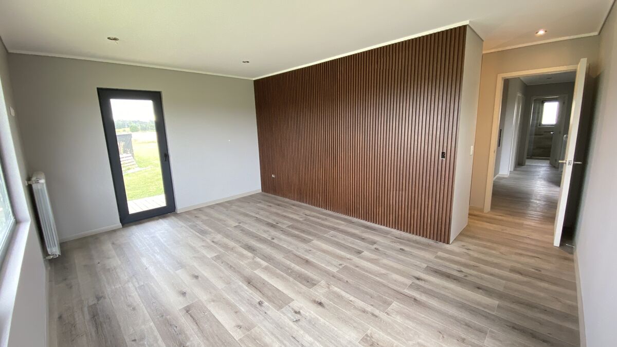 Dormitorio con muro revestido en madera