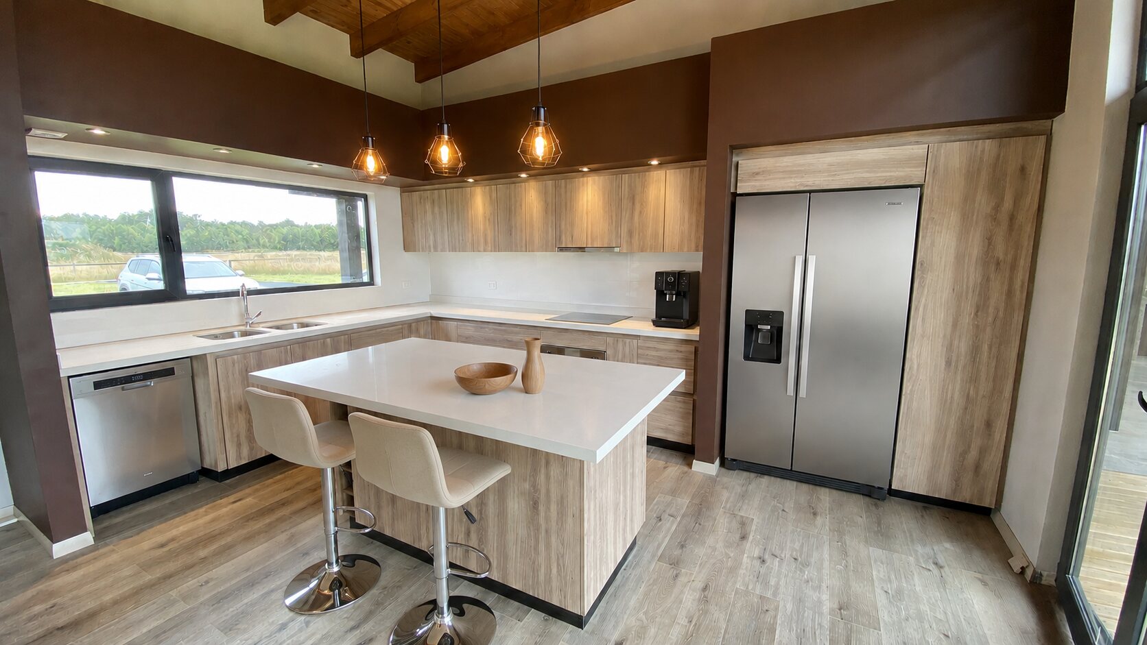 Cocina con isla y vigas de madera a la vista