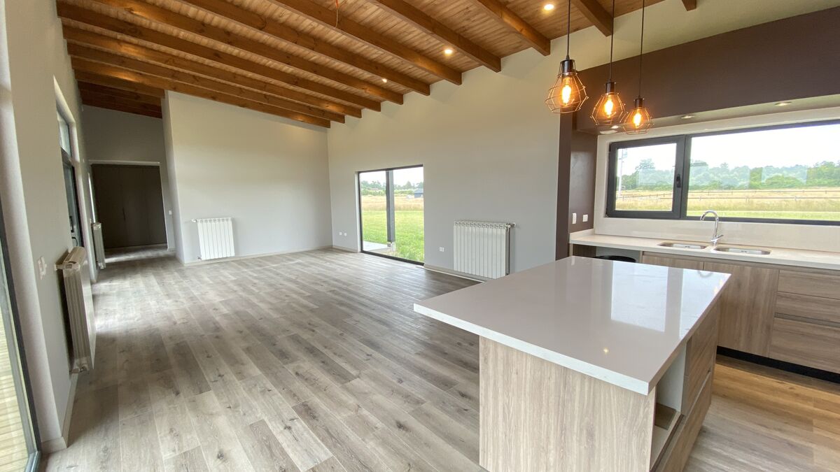 Living comedor con ventanal hacia el campo