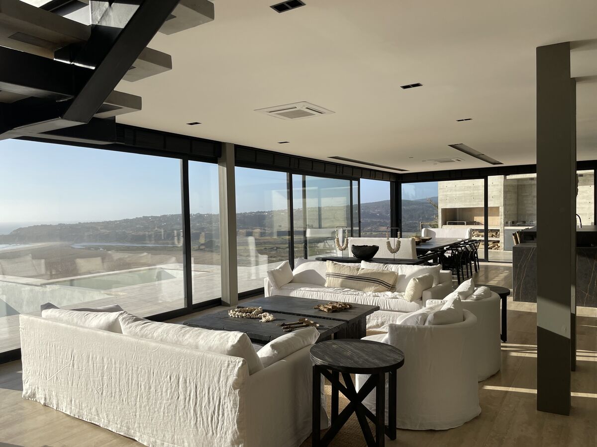 Living comedor con ventanales y vista al mar