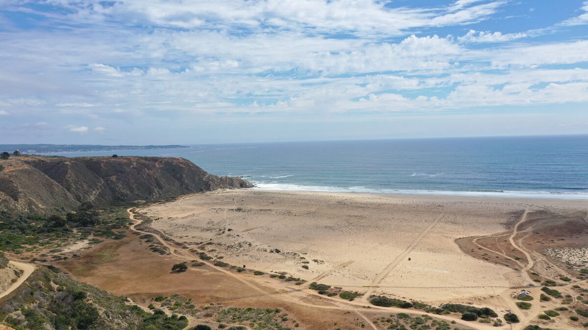 Vista aérea de la playa y los acantilados cerca de Tunquén